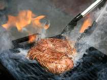ボリューム満点のお肉を、旨みを逃がさず、グリルで一気に焼きあげます。