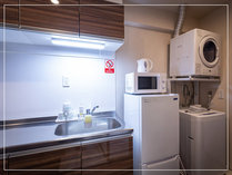 各室共通　玄関から洗濯機・ガス乾燥機・2ドア冷蔵庫・電子レンジ・キッチンと並びます。