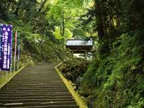 清水寺への最初の階段。100段あがると本堂がある。