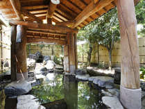 大浴場（露天風呂/女性浴室）…緑と岩に囲まれた源泉100%掛け流し加温無し〈宿泊者無料〉