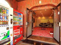 #館内　当館入口には自動販売機もあります