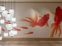 金魚柄のアートクロスと提灯のアートを灯し躍動感のある空間を演出しています。