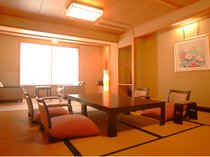 【山野亭】ゆったりとした和室には、和紙のちぎり絵を配して、和の雰囲気を楽しめます。