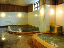 【男湯　太古の湯】内風呂はナトリウム塩化物泉と単純温泉の浴槽があり各々違う効能を楽しむことができます