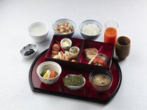 和朝食一例　/　信州の白米と信州味噌を使ったお味噌汁の和朝食。日替わりのめし友と一緒にお楽しみください