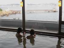 波静かな錦江湾を望む展望風呂。行き交うフェリーを眺めながらのんびりとおくつろぎください。