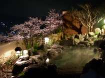 露天風呂からの夜桜です。敷地内の桜をライトアップし、夜景と共に眺める夜景はとても神秘的。