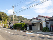 鵜戸（うど）は有名な神社と小さな港のある集落で、Nanamiはその中にあります。 写真