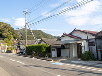 鵜戸（うど）は有名な神社と小さな港のある集落で、Nanamiはその中にあります。