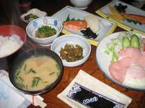 朝食、ボリュームたっぷりの朝ご飯。お米は、１００％栃木県産のコシヒカリです。お変わりもできます。