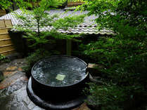 【露天風呂】緑が美しい新緑の五右衛門露天風呂。森林浴気分でゆったりと癒されるひととき…。