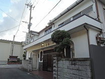 *【外観】大通りから一本入った、諏訪神社の木立の中に佇む静かな旅館です。 写真