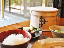 炊きたての日田産のお米をおひつに入れて。美味しさの秘密は天然水育ち。自然の旨みをご堪能ください