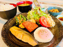 【朝食の一例（和）】朝食プレートは和食と洋食を日替わりでご提供となります