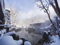 【大浴場露天風呂：冬】雪化粧した山々を望みながらの湯浴みは格別。
