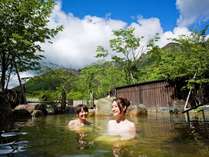 【大浴場露天風呂】大自然の中で入る温泉は格別！四季折々で違った魅力をお愉しみ頂けます。