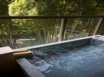 客室露天風呂には山中温泉の新鮮な湯が注ぎ込まれています。竹林越しに渓流を臨みながら贅沢なひとときを。
