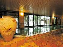 長寿陶芸風呂温泉（男湯）萩焼のお風呂です。露天風呂からは日本海が一望できます。