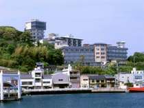 【旗松亭全景】平戸港の見下ろす高台に位置する。交通・観光に便利