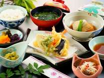 ＜天ぷら定食＞出来立ての天ぷらは熱々でボリューム満点です
