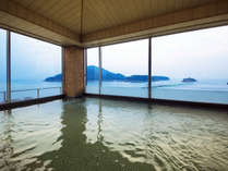 【3階大浴場】窓一面に広がる“瀬戸内海”の美景にうっとり。思わず長湯してしまうほどの心地良さを。
