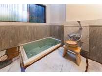 内風呂付き客室『清流』の大理石風呂には豊富な温泉が常にあふれております