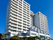 沖縄有数のリゾートホテルが立ち並ぶ恩納村でも、高台に建てられたひときわ目立つホテルです。