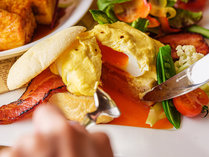 【ご朝食‐洋食】卵と特製ソースが絡み合う人気の「エッグベネディクト」