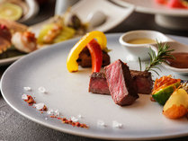 【ご夕食‐Restaurant　UKIYO】メインには鉄板で焼いたお肉をご用意。※写真は一例です。