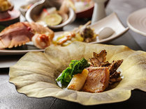 【ご夕食‐Restaurant　UKIYO】メインは2種類からお好みのものを※写真は一例です。季節で内容が異なります