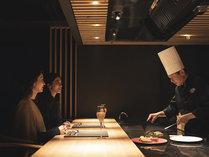 【Restaurant　UKIYO】カウンター席では、料理人の技を間近でご覧いただくこともできます。