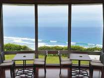 レストラン「かもめ」リニューアル_開放感ある大きな窓が海のパノラマをより一層引き立てます