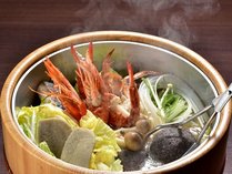 季節の魚介類と野菜を味噌で煮込んだ下田の漁師料理「いけんだ煮味噌」をベースにした石焼き鍋料理