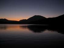 野尻湖から黒姫山を望む
