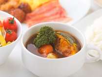 スープカレーは北海道産の黄王かぼちゃなどの温野菜と一緒にどうぞ♪