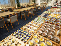2022年にリニューアルした朝食会場です。人気の朝ごはん和食から洋食まで約60品目の豊富な品揃え！