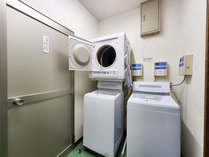 #ランドリースペース　2階に長期滞在にも便利な硬貨投入型の洗濯機・乾燥機がございます。