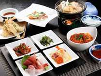 *刺身、天ぷら、魚介のマリネ、和え物、エビチリソース、旬の魚ソテー、お鍋、お食事