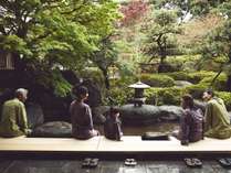 【足湯】日本庭園を臨む足湯には、広めのベンチを備えていますのでご家族皆様でお楽しみいただけます。