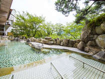 解放感溢れる男性露天風呂。飛騨の景色と温泉を存分にお楽しみ下さい。
