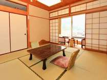 踏み込み+8畳和室。日本庭園と別側のお部屋になります。心落ち着く畳のお部屋でゆっくりお過ごし下さい。