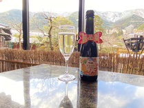 地酒天領が贈るスパークリング日本酒♪炭酸ガスを含めたお酒は甘酸っぱく口中に広がります。度数5％