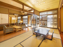 和室とフローリングで構成される川の寮四季彩　ベランダに露天風呂が常備される。