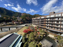 【望川館全景と日本庭園】飛騨の自然溢れる景色と望川館