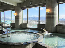 ・【大浴場】天気のよい日には、展望風呂から日高山脈を一望できます