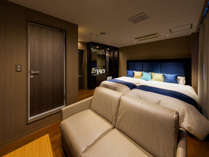 デラックスツインルーム(写真は青を基調とした内装デザインの１０２号室）