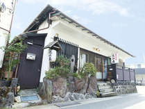 ・箱根旧街道沿いにある小さい温泉宿「近江屋旅館」にようこそ