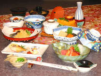 ・夕食は小田原の市場で仕入れた新鮮なお刺身や、季節の旬な食材を使用した和食膳をご用意致します