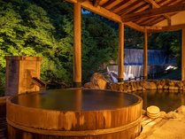 太子の湯は、夜瀧のライトアップを眺めながら入浴が楽しめます。 写真