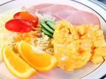 朝食　スクランブルエッグ・サラダ・ハム・フルーツ